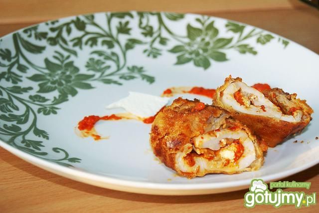 Podudzia z kurczaka z ajvarem i fetą Podudzia z kurczaka z ajvarem i fetą