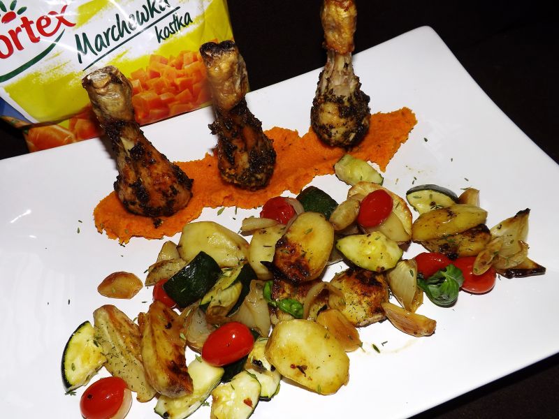 Podudzia z pieczonymi warzywami i puree z marchwi 