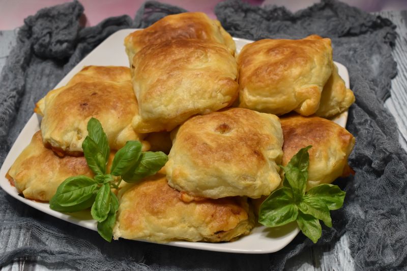 Poduszeczki z ciasta francuskiego z niespodzianką Poduszeczki z ciasta francuskiego z niespodzianką