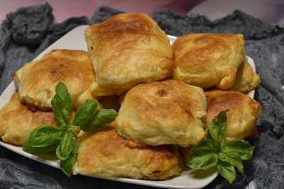 Poduszeczki z ciasta francuskiego z niespodzianką Poduszeczki z ciasta francuskiego z niespodzianką
