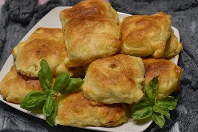 Poduszeczki z ciasta francuskiego z niespodzianką Poduszeczki z ciasta francuskiego z niespodzianką