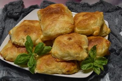 Poduszeczki z ciasta francuskiego z niespodzianką Poduszeczki z ciasta francuskiego z niespodzianką