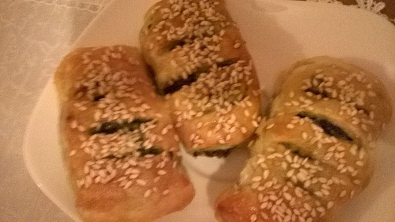 Poduszeczki z ciasta francuskiego ze szpinakiem Poduszeczki z ciasta francuskiego ze szpinakiem