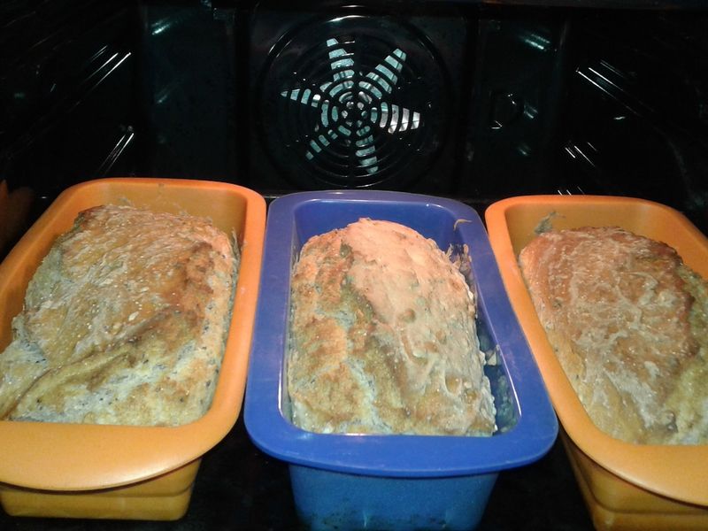 Podwójnie sezamowy chlebek na maślance i drożdżach