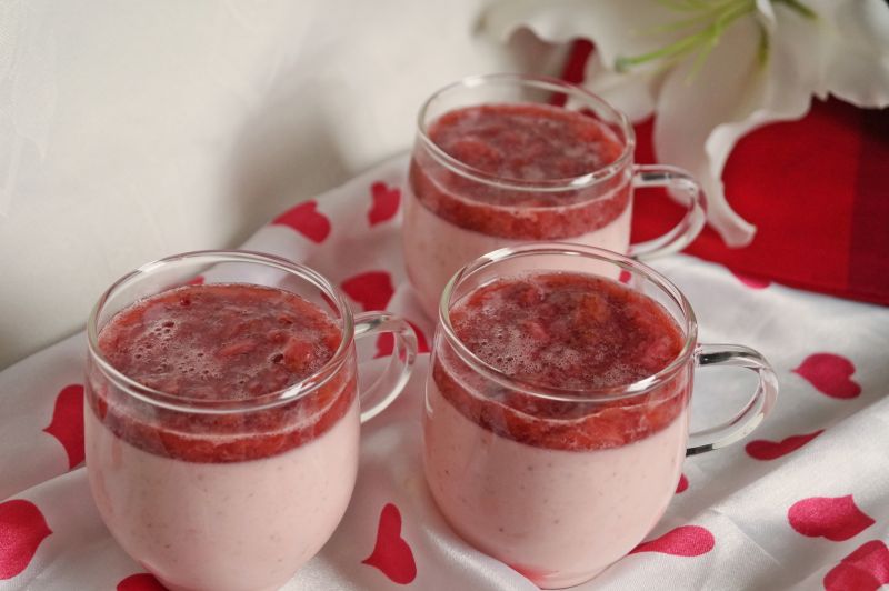 Podwójnie truskawkowa panna cotta Podwójnie truskawkowa panna cotta
