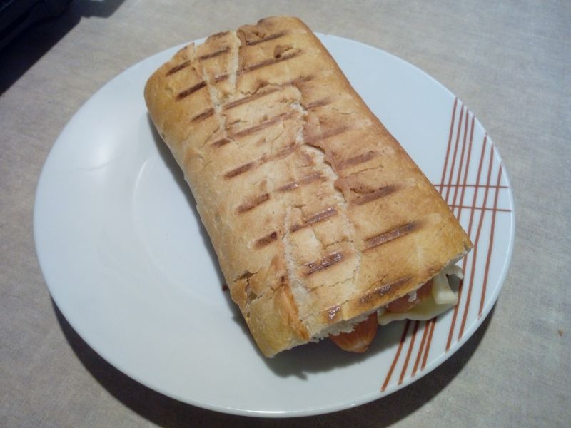 Podwójny hot - dog z grilla Podwójny hot - dog z grilla