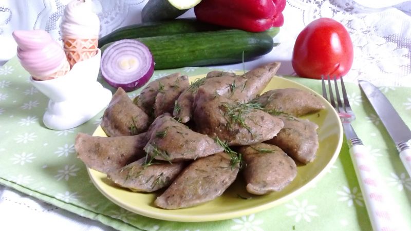 Pogrillowe pierogi z kurczakiem i cukinią Pogrillowe pierogi z kurczakiem i cukinią