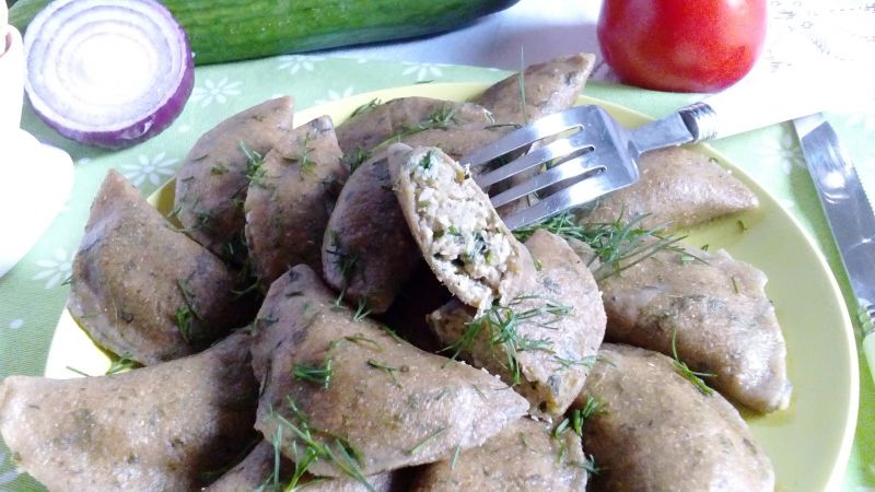 Pogrillowe pierogi z kurczakiem i cukinią Pogrillowe pierogi z kurczakiem i cukinią