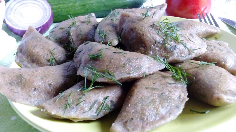 Pogrillowe pierogi z kurczakiem i cukinią Pogrillowe pierogi z kurczakiem i cukinią