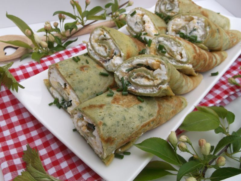 Pokrzywowe naleśniki z twarożkiem i jajkiem