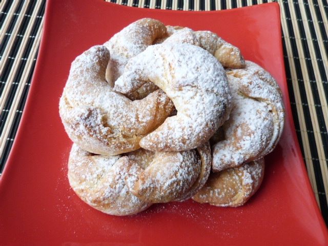 Pół kruche rogaliki z powidłami śliwkowymi