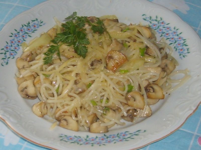 Połamane spagetti z pieczarkami Połamane spagetti z pieczarkami