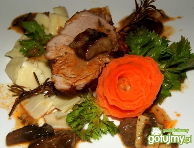 Polędwica na szpadkach rozmarynowych Polędwica na szpadkach rozmarynowych