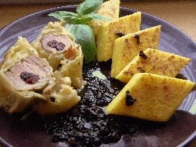 Polędwica w cieście francuskim z polentą Polędwica w cieście francuskim z polentą