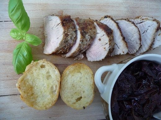 Polędwica w pieprzu,kolendrze z konfiturą cebulową Polędwica w pieprzu,kolendrze z konfiturą cebulową