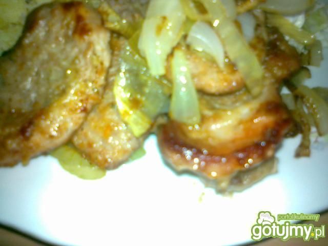 Polędwica wieprzowa duszona w cebuli