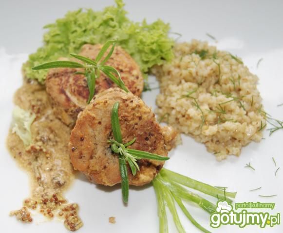 Polędwica wieprzowa duszona w śmietanie  Polędwica wieprzowa duszona w śmietanie