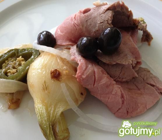 Polędwica wołowa w plastrach z cebulką Polędwica wołowa w plastrach z cebulką