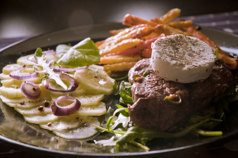 Polędwica wołowa z warzywnymi frytkami i ogórkiem 
