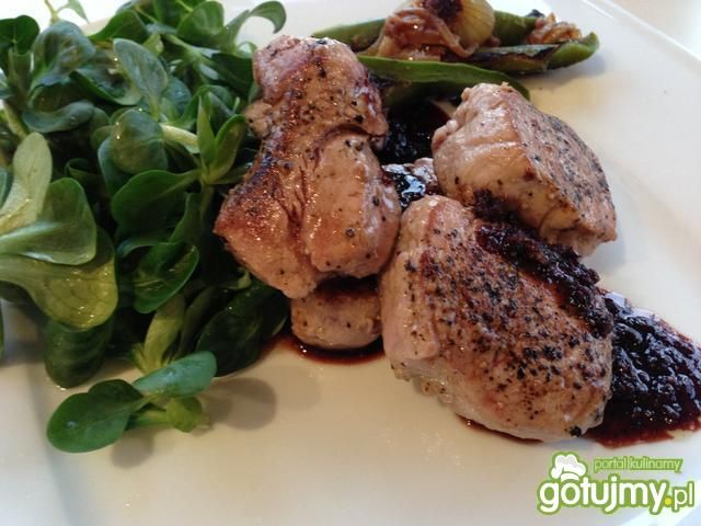 Polędwica wołowa z winnym sosem.