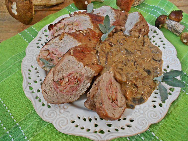 Polędwica z kurczakiem w sosie grzybowym