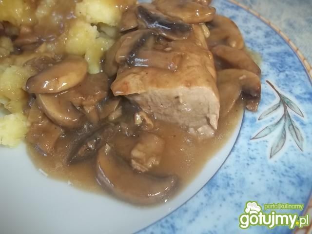 Polędwica z pieczarkami w sosie