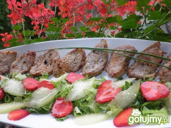 polędwica z sałatka owocową polędwica z sałatka owocową