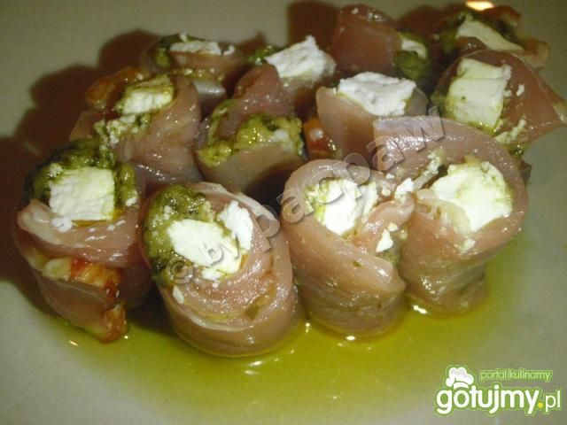 Polędwicowe ruloniki z fetą i pesto  Polędwicowe ruloniki z fetą i pesto