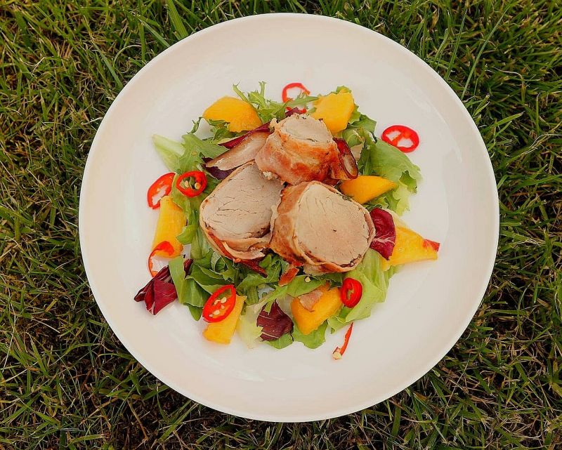Polędwiczka w boczku na sałacie z nektarynkami
