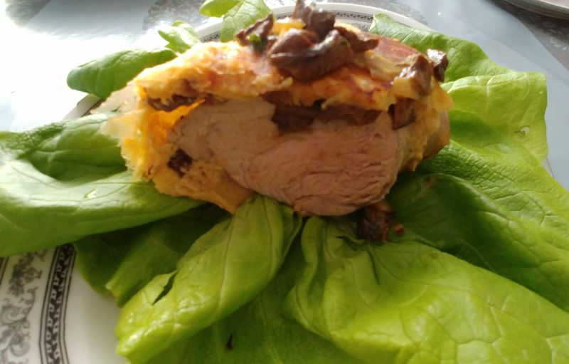 Polędwiczka w cieście francuskim, z grzybami