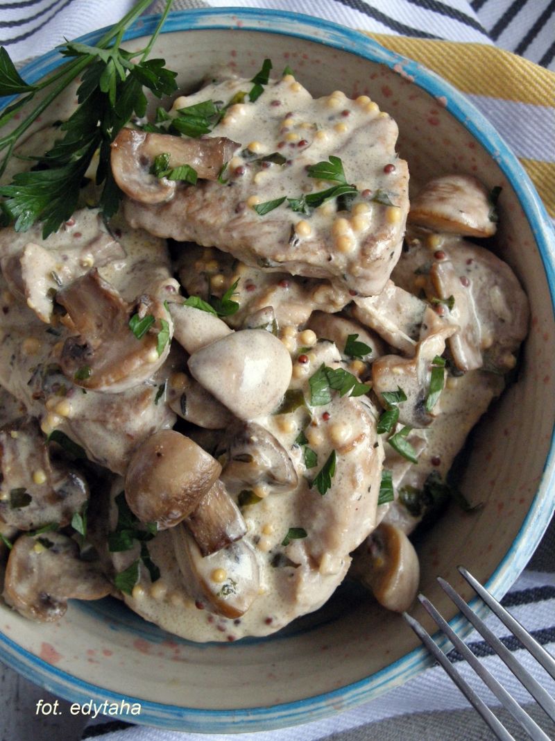 Polędwiczka w kremowym sosie z pieczarkami Polędwiczka w kremowym sosie z pieczarkami