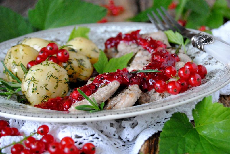 Polędwiczka w sosie porzeczkowym  Polędwiczka w sosie porzeczkowym