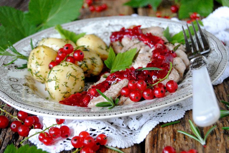 Polędwiczka w sosie porzeczkowym  Polędwiczka w sosie porzeczkowym