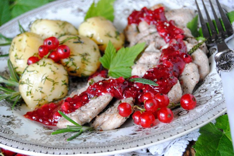 Polędwiczka w sosie porzeczkowym  Polędwiczka w sosie porzeczkowym