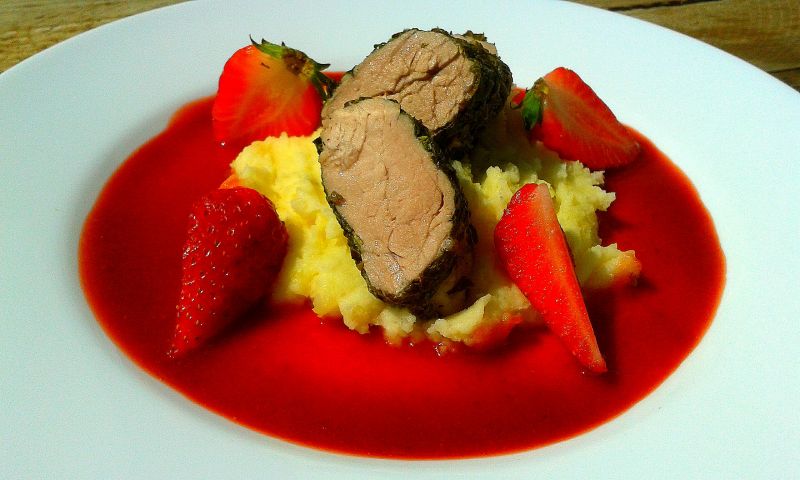 Polędwiczka w sosie rabarbarowo-truskawkowym