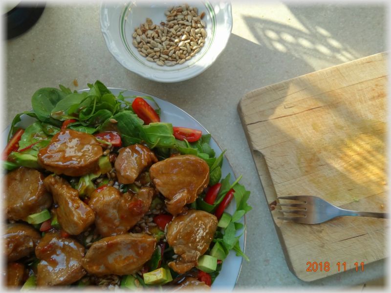 Polędwiczka wieprzowa na pysznej sałatce z avocado