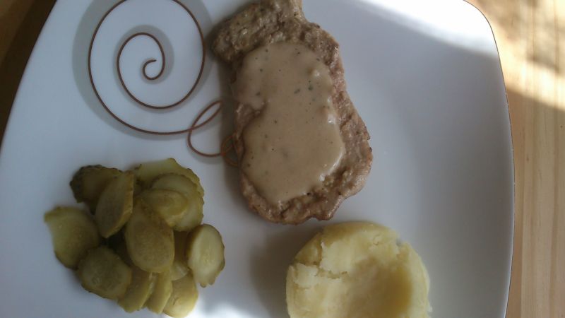 Polędwiczka wieprzowa w sosie borowikowym  Polędwiczka wieprzowa w sosie borowikowym