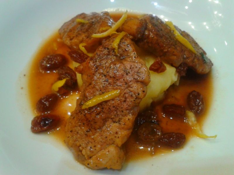 Polędwiczka wieprzowa z sosem rodzynkowo-kawowym  Polędwiczka wieprzowa z sosem rodzynkowo-kawowym