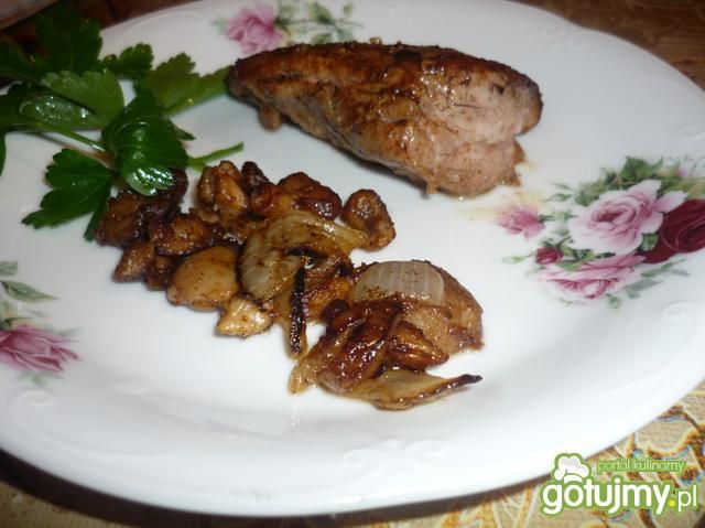 Polędwiczka z cebulką i grzybami Polędwiczka z cebulką i grzybami