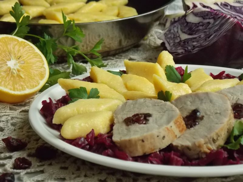 Polędwiczka z czerwoną kapustą i kopytkami  Polędwiczka z czerwoną kapustą i kopytkami