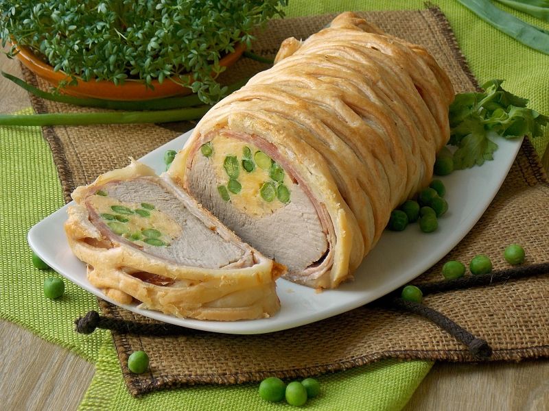 Polędwiczka z jajkami i groszkiem zielonym Polędwiczka z jajkami i groszkiem zielonym