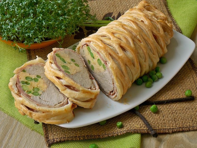 Polędwiczka z jajkami i groszkiem zielonym Polędwiczka z jajkami i groszkiem zielonym