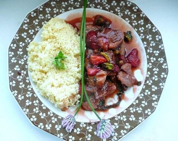 Polędwiczka z pistacjami i truskawkami