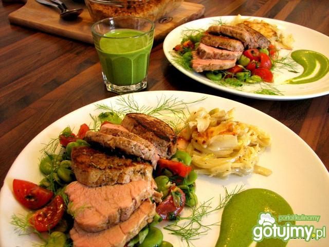 Polędwiczka z sałatką, fenkułem i sosem 