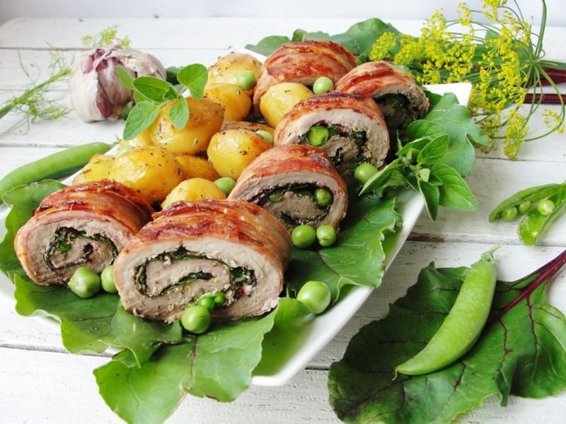 Polędwiczka z zielonym groszkiem i liśćmi buraka  Polędwiczka z zielonym groszkiem i liśćmi buraka