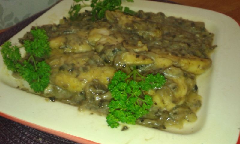 Polędwiczki drobiowe duszone w sosie pieczarkowym  Polędwiczki drobiowe duszone w sosie pieczarkowym