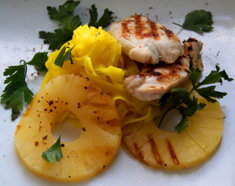 Polędwiczki drobiowe z grillowanym ananasem 