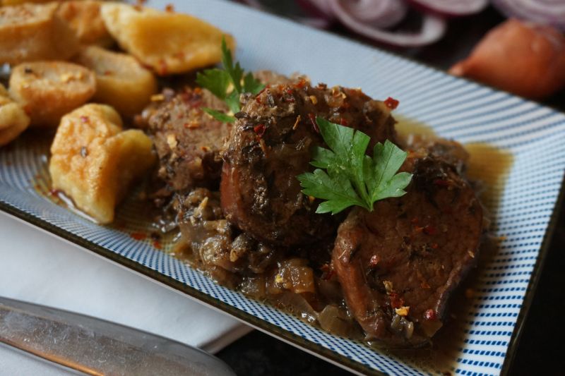Polędwiczki duszone w cebuli Polędwiczki duszone w cebuli