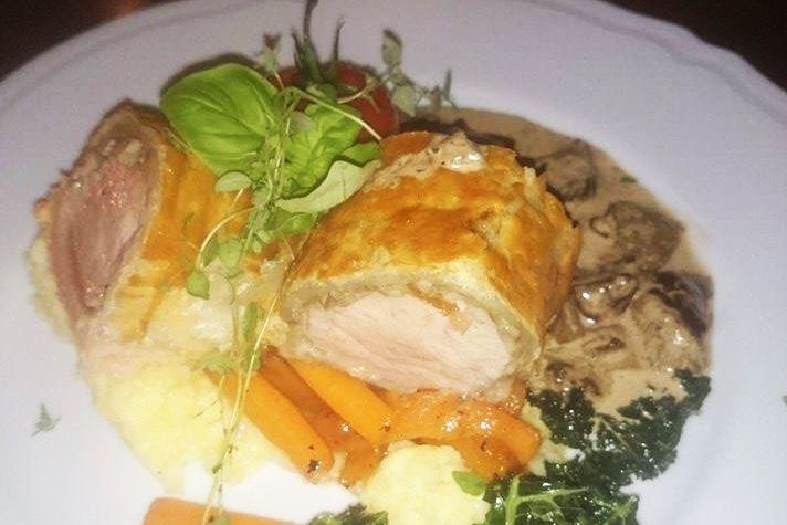 polędwiczki w cieście francuskim z sosem grzybowym