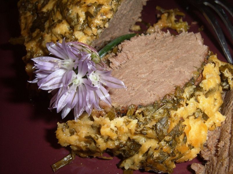 Polędwiczki w otulone wiejskim twarogiem i ziołami Polędwiczki w otulone wiejskim twarogiem i ziołami